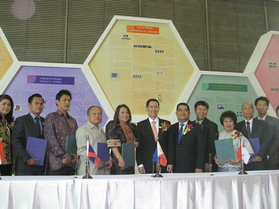 Đại diện cơ quan Bưu chính 10 nước ASEAN tham gia ký Bản ghi nhớ về việc phát hành tem chung “Cộng đồng ASEAN”.