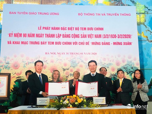 Trưởng Ban Tuyên giáo Trung ương Võ Văn Thưởng và Bộ trưởng Bộ TT&TT Nguyễn Mạnh Hùng cùng thực hiện nghi thức phát hành đặc biệt bộ tem.