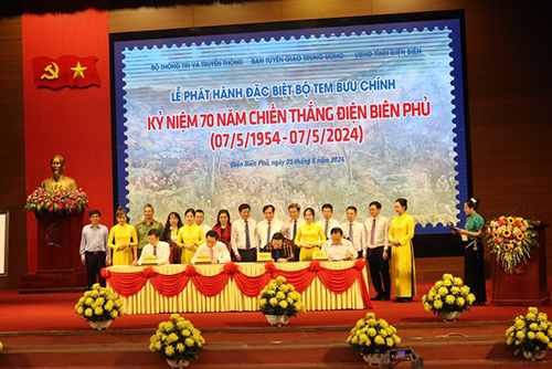 B&iacute; thư Trung ương Đảng, Trưởng Ban Tuy&ecirc;n gi&aacute;o Trung ương Nguyễn Trọng Nghĩa, Ph&oacute; Thủ tướng Trần Hồng H&agrave; v&agrave; l&atilde;nh đạo c&aacute;c Bộ, ng&agrave;nh li&ecirc;n quan k&yacute; ph&aacute;t h&agrave;nh theo thủ tục đặc biệt Bộ tem kỷ niệm 70 năm chiến thắng Điện Bi&ecirc;n Phủ. 