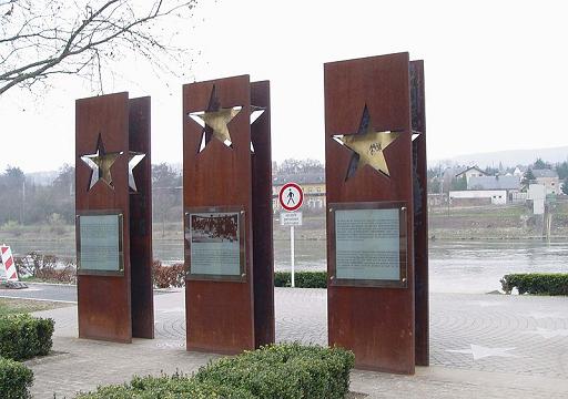 Name:  800px-Schengen_Monument.jpg
Views: 347
Size:  35.0 KB