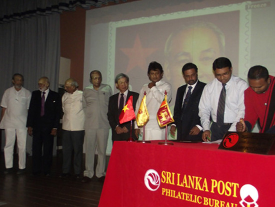 Lễ phát hành bộ tem “Kỷ niệm Hồ Chí Minh” tại trụ sở Bộ Bưu chính Sri Lanka ở thủ đô Colombo.